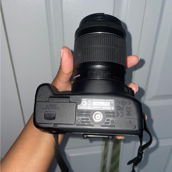 Canon EOS Rebel SL1 Digital Camera - Picture 4 of 11